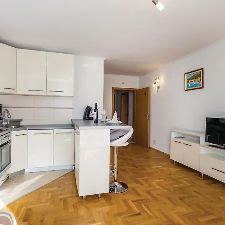 Front In Apartment *